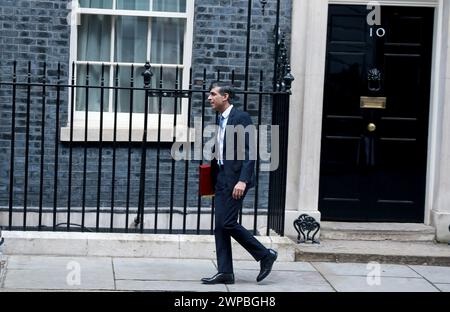 Londra, Regno Unito. 6 marzo 2024. Il primo ministro Rishi Sunak lascia Downing Street al 10 di Downing Street per rispondere alle domande del primo ministro a Londra. Credito: SOPA Images Limited/Alamy Live News Foto Stock