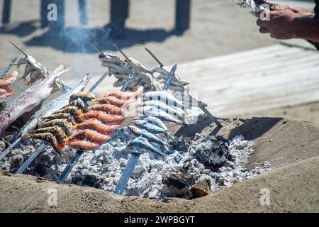 La cucina tradizionale a base di pesce (espetos) è profondamente radicata nel patrimonio ittico di Malaga Foto Stock