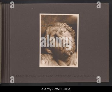 Questa fotografia del 1932 circa mostra il crocifisso principale di Cristo nella sacrestia della Basilica di San Stanislao di Vilnius. L'immagine documenta la scultura religiosa centrale all'interno della cattedrale. Foto Stock