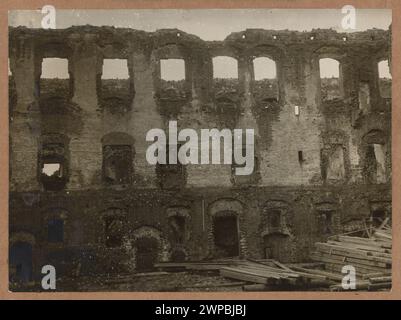 Fotografia di un frammento in rovina del castello di Mir scattata intorno al 1916, che mette in evidenza parte della struttura del castello. Il negativo è del 1919, le stampe sono state fatte fino al 1922. Foto Stock