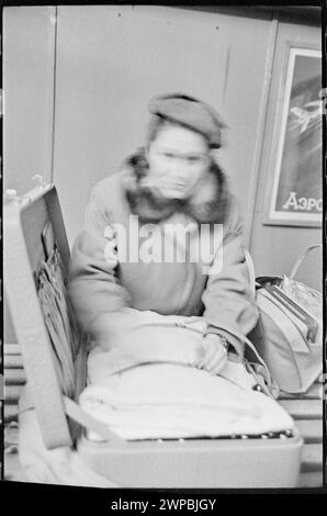 Immagine del passaporto e del briefing doganale alla stazione estera dell'aeroporto di Varsavia nel 1959, che mostra i viaggiatori, gli ufficiali e il controllo dei bagagli. Foto Stock