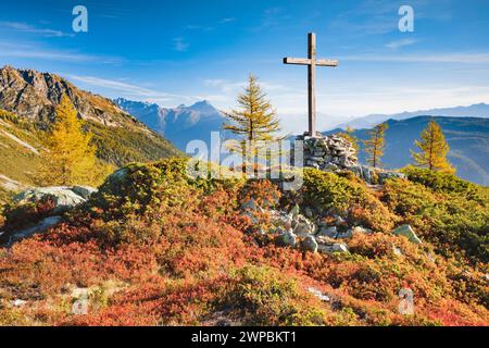 Vista delle montagne del Vallese e della valle del Rodano con croce in autunno, Svizzera, Vallese, Unterwallis Foto Stock