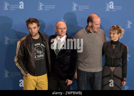Robert Pattinson, David Zellner, mia Wasikowska u.a. - Photocall zum Spielfilm 'Damsel', Berlinale 2018, 16. Febbraio 2018, Berlino Foto Stock