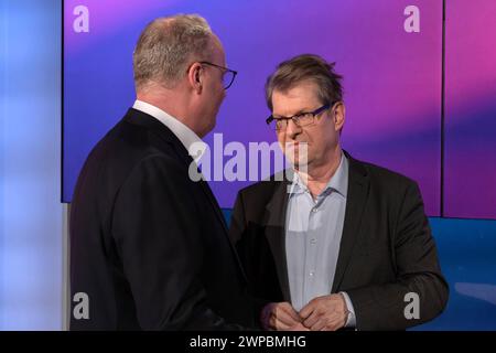 Maischberger aus Köln AM 06. März 2024. Im Bild SPD-Außenpolitiker Ralf Stegner, SPD rechts im Gespräch mit dem Journalisten und Moderator der Heute-show, Oliver Welke, im Anschluss an die Sendung. Die Ampel-Politiker und -Politikerinnen dienen mit besonderem Focus auf die Grünen der opposition als die politischen Buhmänner und Buhfrauen. Zudem schlägen der Abhörskandal um die Bundeswehr sowie die Streiks bei der Bahn hohe Wellen. Köln Nordrhein-Westfalen Deutschland *** Maischberger da Colonia il 6 marzo 2024 nella foto il politico di politica estera dell'SPD Ralf Stegner, SPD a destra in co Foto Stock