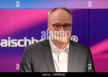 Maischberger aus Köln AM 06. März 2024. Im Bild der Journalist und Moderator der Heute-show, Oliver Welke. Die Ampel-Politiker und -Politikerinnen dienen mit besonderem Focus auf die Grünen der opposition als die politischen Buhmänner und Buhfrauen. Zudem schlägen der Abhörskandal um die Bundeswehr sowie die Streiks bei der Bahn hohe Wellen. Köln Nordrhein-Westfalen Deutschland *** Maischberger di Colonia il 6 marzo 2024 nella foto il giornalista e presentatore dello spettacolo della morte, Oliver Welke i politici al semaforo, con particolare attenzione ai Verdi, servono l'opposizione come p Foto Stock