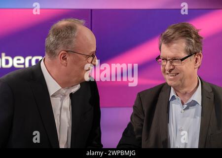 Maischberger aus Köln AM 06. März 2024. Im Bild SPD-Außenpolitiker Ralf Stegner, SPD rechts im Gespräch mit dem Journalisten und Moderator der Heute-show, Oliver Welke, im Anschluss an die Sendung. Die Ampel-Politiker und -Politikerinnen dienen mit besonderem Focus auf die Grünen der opposition als die politischen Buhmänner und Buhfrauen. Zudem schlägen der Abhörskandal um die Bundeswehr sowie die Streiks bei der Bahn hohe Wellen. Köln Nordrhein-Westfalen Deutschland *** Maischberger da Colonia il 6 marzo 2024 nella foto il politico di politica estera dell'SPD Ralf Stegner, SPD a destra in co Foto Stock