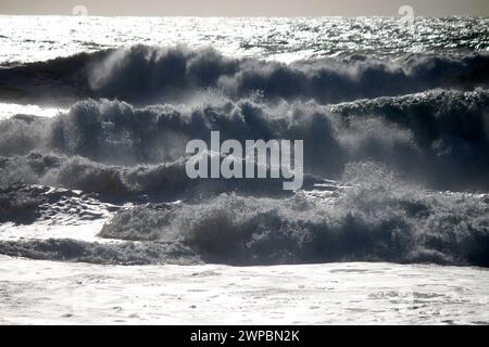 Wellen am Nordstrand von Nazare, Portogallo Foto Stock