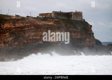 Farol De Nazare, Wellen am Nordstrand von Nazare, Portogallo Foto Stock