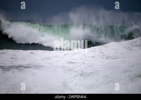 Wellen am Nordstrand von Nazare, Portogallo Foto Stock