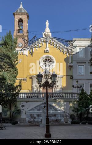 Chiesa del Sacro cuore di Gesù in Plaza de Jaime Bosch con la fontana e il busto in bronzo su un piedistallo del poeta Monroy, Cartagena. Foto Stock