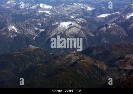 Vista aerea delle Montagne costiere della Columbia Britannica alla fine dell'estate che mostra la fusione e il ritiro glaciale, vicino a bella Coola, Columbia Britannica, Canada. Foto Stock