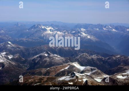 Vista aerea delle Montagne costiere della Columbia Britannica alla fine dell'estate che mostra la fusione e il ritiro glaciale, vicino a bella Coola, Columbia Britannica, Canada. Foto Stock