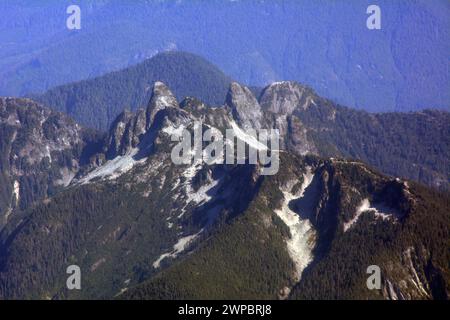 Una vista aerea estiva dei "Lions", un paio di picchi delle North Shore Mountains sopra Vancouver, Pacific Coast Mountains, British Columbia, Canada. Foto Stock