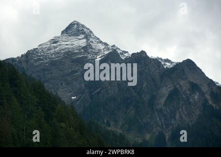 Mount Cheam, o Cheam Peak, nella catena Skagit delle Cascade Mountains canadesi, vicino ad Agassiz, nella Fraser Valley della Columbia Britannica, Canada. Foto Stock