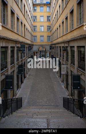 Biews da "Longue Traboule" nel quartiere "Vieux Lyon", passaggio tra due strade attraverso edifici, patrimonio dell'umanità dell'UNESCO Foto Stock