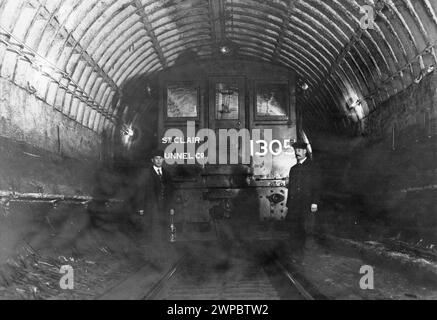 Fotografia storica d'epoca. Treno nella St Clair tunnel, St.Clair, Ontario, Canada. 1909 Foto Stock