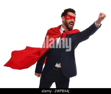 Uomo d'affari emotivo con mantello rosso da supereroe e maschera su sfondo bianco Foto Stock