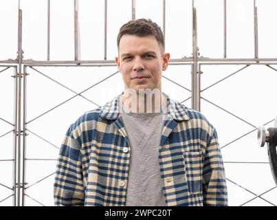 New York, Stati Uniti. 6 marzo 2024. Jake Lacy visita l'Empire State Building di New York per celebrare la premiere della serie di "Mele Never Fall" di Peacock. (Foto di Lev Radin/Pacific Press) credito: Pacific Press Media Production Corp./Alamy Live News Foto Stock