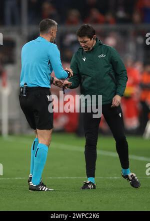 Monaco, Germania. 5 marzo 2024. L'arbitro sloveno Slavko Vincic ha sostituito il suo orologio da polso con la quarta brocca ufficiale Matej anch'essa slovena dopo la rottura durante la partita di UEFA Champions League all'Allianz Arena di Monaco. Il credito per immagini dovrebbe essere: Jonathan Moscrop/Sportimage Credit: Sportimage Ltd/Alamy Live News Foto Stock