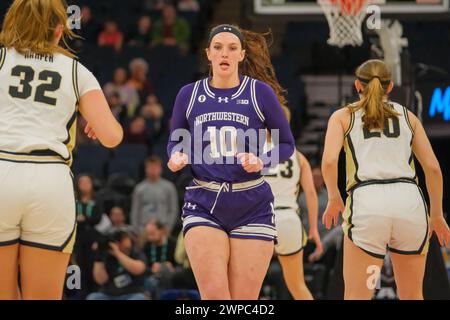 Minneapolis, Minnesota, Stati Uniti. 6 marzo 2024. L'attaccante dei Northwestern Wildcats CAILEIGH WALSH (10) durante una partita tra Purdue e Northwestern al Torneo di pallacanestro femminile TIAA Big10 2024 al Target Center il 6 marzo 2024. (Immagine di credito: © Steven Garcia/ZUMA Press Wire) SOLO PER USO EDITORIALE! Non per USO commerciale! Foto Stock