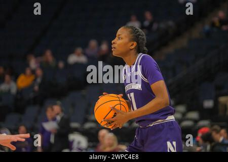 Minneapolis, Minnesota, Stati Uniti. 6 marzo 2024. I Northwestern Wildcats difendono HAILEY WEAVER (11) durante una partita tra Purdue e Northwestern al Torneo di pallacanestro femminile TIAA Big10 2024 al Target Center il 6 marzo 2024. (Immagine di credito: © Steven Garcia/ZUMA Press Wire) SOLO PER USO EDITORIALE! Non per USO commerciale! Foto Stock