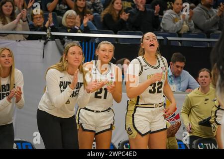 Minneapolis, Minnesota, Stati Uniti. 6 marzo 2024. La panchina Purdue Boilermakers reagisce durante una partita tra Purdue e Northwestern al torneo di pallacanestro femminile TIAA Big10 2024 al Target Center il 6 marzo 2024. Purdue ha vinto 78-72. (Immagine di credito: © Steven Garcia/ZUMA Press Wire) SOLO PER USO EDITORIALE! Non per USO commerciale! Foto Stock