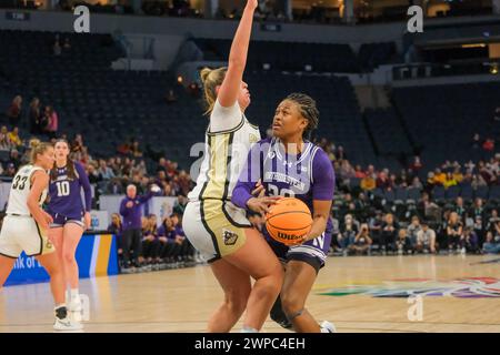 Minneapolis, Minnesota, Stati Uniti. 6 marzo 2024. L'attaccante dei Northwestern Wildcats PAIGE MOTT (20) attacca il basket durante una partita tra Purdue e Northwestern al Torneo di pallacanestro femminile TIAA Big10 2024 al Target Center il 6 marzo 2024. (Immagine di credito: © Steven Garcia/ZUMA Press Wire) SOLO PER USO EDITORIALE! Non per USO commerciale! Foto Stock