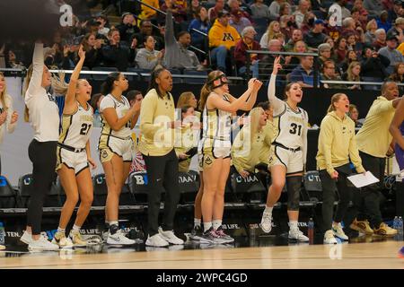 Minneapolis, Minnesota, Stati Uniti. 6 marzo 2024. La panchina Purdue Boilermakers reagisce durante una partita tra Purdue e Northwestern al torneo di pallacanestro femminile TIAA Big10 2024 al Target Center il 6 marzo 2024. Purdue ha vinto 78-72. (Immagine di credito: © Steven Garcia/ZUMA Press Wire) SOLO PER USO EDITORIALE! Non per USO commerciale! Foto Stock