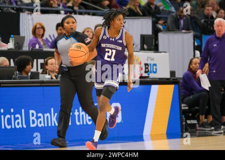 Minneapolis, Minnesota, Stati Uniti. 6 marzo 2024. I Northwestern Wildcats difendono MELANNIE DALEY (21) durante una partita tra Purdue e Northwestern al torneo di pallacanestro femminile TIAA Big10 2024 al Target Center il 6 marzo 2024. (Immagine di credito: © Steven Garcia/ZUMA Press Wire) SOLO PER USO EDITORIALE! Non per USO commerciale! Foto Stock