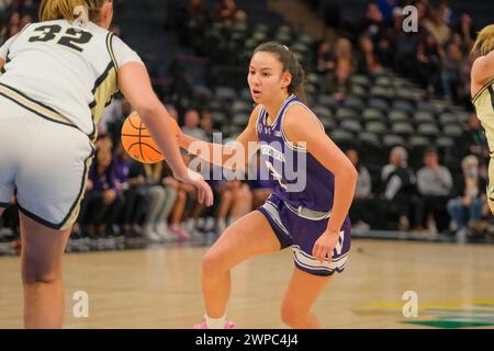 Minneapolis, Minnesota, Stati Uniti. 6 marzo 2024. La guardia dei Northwestern Wildcats CAROLINE LAU (2) controlla la palla durante una partita tra Purdue e Northwestern al torneo di pallacanestro femminile TIAA Big10 2024 al Target Center il 6 marzo 2024. (Immagine di credito: © Steven Garcia/ZUMA Press Wire) SOLO PER USO EDITORIALE! Non per USO commerciale! Foto Stock