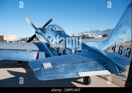 Un aereo P-51 Mustang è esposto durante l'Heritage Flight Training Course presso la Davis-Monthan Air Force base, Ariz., il 2 marzo 2024 Foto Stock