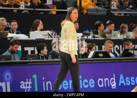 Minneapolis, Minnesota, Stati Uniti. 6 marzo 2024. KATIE GEARLDS, capo-allenatore dei Purdue Boilermakers, durante una partita tra Purdue e Northwestern al torneo di pallacanestro femminile TIAA Big10 2024 al Target Center il 6 marzo 2024. (Immagine di credito: © Steven Garcia/ZUMA Press Wire) SOLO PER USO EDITORIALE! Non per USO commerciale! Foto Stock