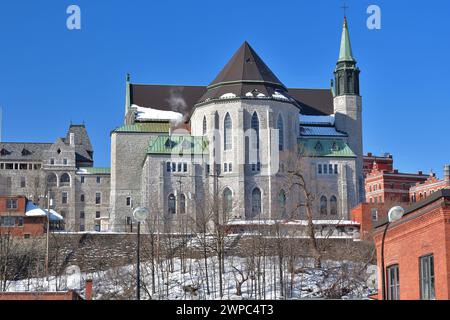 SHERBROOKE, QUEBEC, CANADA - 4 marzo 2021 vista panoramica della cattedrale di Saint Michel, elevazione posteriore Foto Stock