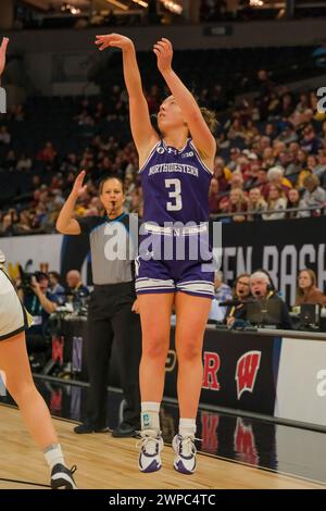 Minneapolis, Minnesota, Stati Uniti. 6 marzo 2024. La guardia dei Northwestern Wildcats MAGGIE PINA (3) spara per 3 durante una partita tra Purdue e Northwestern al torneo di pallacanestro femminile TIAA Big10 2024 al Target Center il 6 marzo 2024. (Immagine di credito: © Steven Garcia/ZUMA Press Wire) SOLO PER USO EDITORIALE! Non per USO commerciale! Foto Stock