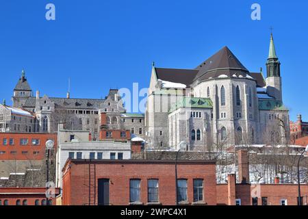 SHERBROOKE, QUEBEC, CANADA - 4 marzo 2021 Panoramica cittadina del centro, Cattedrale di Saint Michel, elevazione posteriore Foto Stock