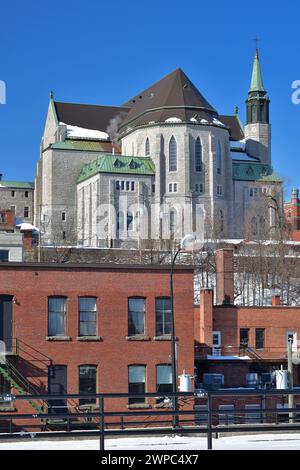 SHERBROOKE, QUEBEC, CANADA - 4 marzo 2021 Panoramica cittadina del centro, Cattedrale di Saint Michel, elevazione posteriore Foto Stock