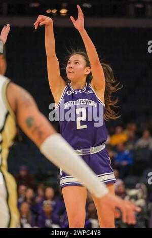 Minneapolis, Minnesota, Stati Uniti. 6 marzo 2024. La guardia dei Northwestern Wildcats CAROLINE LAU (2) spara per 3 durante una partita tra Purdue e Northwestern al torneo di pallacanestro femminile TIAA Big10 2024 al Target Center il 6 marzo 2024. (Immagine di credito: © Steven Garcia/ZUMA Press Wire) SOLO PER USO EDITORIALE! Non per USO commerciale! Foto Stock