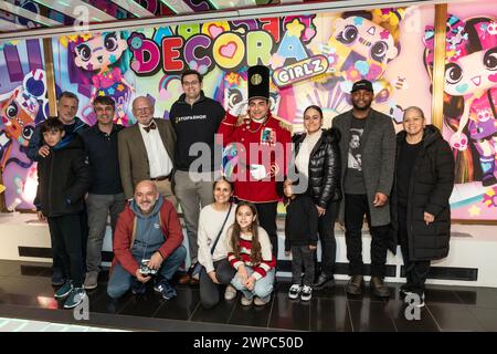 Famiglie di malati di cancro Joshy Ford di 4 anni, Zoe Leroy di 10 anni, Dr. Paul Meyers, Vice Presidente di pediatria al Memorial Sloan Kettering Cancer Center, Dan Wolk di Stop & Shop, Johnny Tammaro, Toy Soldier visto alla FAO Schwarz di New York il 5 marzo 2024. La visita è sponsorizzata dai supermercati Stop & Shop. Foto Stock