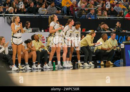 Minneapolis, Minnesota, Stati Uniti. 6 marzo 2024. La panchina Purdue Boilermakers reagisce durante una partita tra Purdue e Northwestern al torneo di pallacanestro femminile TIAA Big10 2024 al Target Center il 6 marzo 2024. (Immagine di credito: © Steven Garcia/ZUMA Press Wire) SOLO PER USO EDITORIALE! Non per USO commerciale! Foto Stock