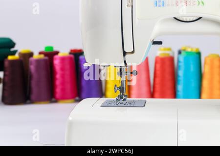 Fili colorati utilizzati sulle macchine da cucire. Foto Stock