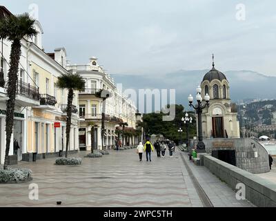 Jalta. 15 febbraio 2024. La gente cammina lungo il lungomare della località balneare, che attrae turisti dalla Russia con il suo clima subtropicale anche nei mesi più freddi dell'anno. Crediti: Ulf Mauder/dpa/Alamy Live News Foto Stock