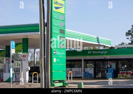 Stazione di rifornimento e benzina BP a Werrington, Western Sydney, NSW, Australia, 2024 Foto Stock