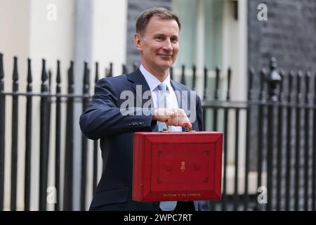 Pechino, Cina. 7 marzo 2024. Il Cancelliere dello Scacchiere britannico Jeremy Hunt posa per le fotografie mentre lascia l'11 Downing Street per consegnare il suo budget al Parlamento a Londra, in Gran Bretagna, il 6 marzo 2024. Il Cancelliere dello Scacchiere britannico Jeremy Hunt mercoledì ha annunciato nel suo bilancio di primavera che i contributi delle assicurazioni nazionali sarebbero stati tagliati per 27 milioni di lavoratori britannici. Crediti: Xinhua/Alamy Live News Foto Stock