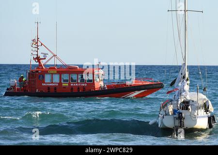 Vendrell, Spagna. 6 marzo 2024. La barca del servizio marittimo si avvicina alla barca a vela bloccata sulla spiaggia di Sant Salvador. Una nave di soccorso marittimo del governo spagnolo salva e accompagna in alto mare una barca a vela lunga 7 metri che per motivi meteorologici si è arenata sulla spiaggia di Sant Salvador nella città di Vendrell a Tarragona, in Spagna, con l'aiuto dei vigili del fuoco del governo della Catalogna e del polizia catalana. Credito: SOPA Images Limited/Alamy Live News Foto Stock