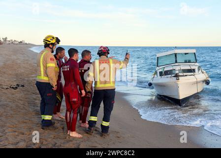 Vendrell, Spagna. 6 marzo 2024. Un gruppo di vigili del fuoco sottomarini del governo della Catalogna osserva la barca a vela bloccata sulla spiaggia di Sant Salvador. Una nave di soccorso marittimo del governo spagnolo salva e accompagna in alto mare una barca a vela lunga 7 metri che per motivi meteorologici si è arenata sulla spiaggia di Sant Salvador nella città di Vendrell a Tarragona, in Spagna, con l'aiuto dei vigili del fuoco del governo della Catalogna e del polizia catalana. (Foto di Ramon Costa/SOPA Images/Sipa USA) credito: SIPA USA/Alamy Live News Foto Stock