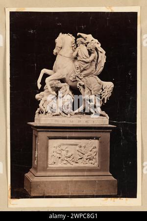 Questa fotografia di Lorenzo Suscipj, intorno al 1868, mostra la scultura di Wiktor Brodzki "fuga da Pompei" su un piedistallo, che include l'iscrizione "Pompei", che rappresenta la documentazione fotografica italiana della scultura della metà del XIX secolo. Foto Stock