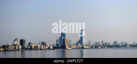 Una vista del mutevole skyline di Worli, Mumbai, India. Foto Stock