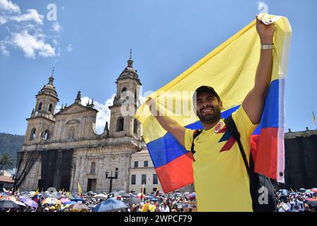 Bogotà, Colombia. 6 marzo 2024. I manifestanti detengono bandiere colombiane e segni contro il governo durante una manifestazione di opposizione contro il presidente colombiano Gustavo Petro e le sue riforme, il 6 marzo 2024 a Bogotà, Colombia. Foto di: Cristian Bayona/Long Visual Press credito: Long Visual Press/Alamy Live News Foto Stock