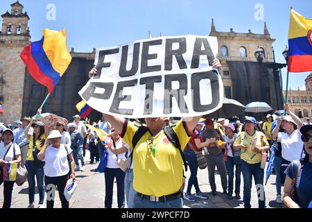 Bogotà, Colombia. 6 marzo 2024. I manifestanti detengono bandiere colombiane e segni contro il governo durante una manifestazione di opposizione contro il presidente colombiano Gustavo Petro e le sue riforme, il 6 marzo 2024 a Bogotà, Colombia. Foto di: Cristian Bayona/Long Visual Press credito: Long Visual Press/Alamy Live News Foto Stock