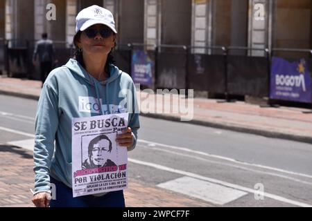 Bogotà, Colombia. 6 marzo 2024. I manifestanti detengono bandiere colombiane e segni contro il governo durante una manifestazione di opposizione contro il presidente colombiano Gustavo Petro e le sue riforme, il 6 marzo 2024 a Bogotà, Colombia. Foto di: Cristian Bayona/Long Visual Press credito: Long Visual Press/Alamy Live News Foto Stock